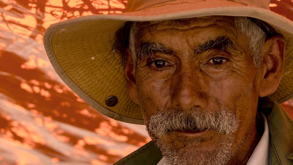 Primer plano de un rostro masculino de un habitante de los valles altos de Cochabamba