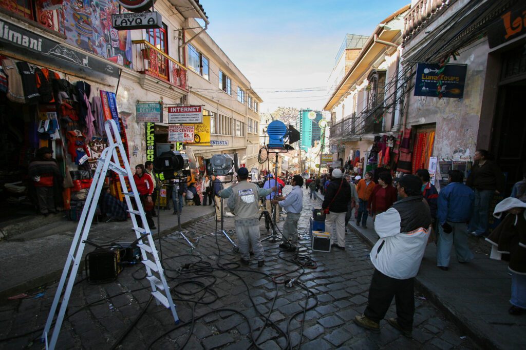 Equipo de producción y realización trabajando en una calle de La Paz