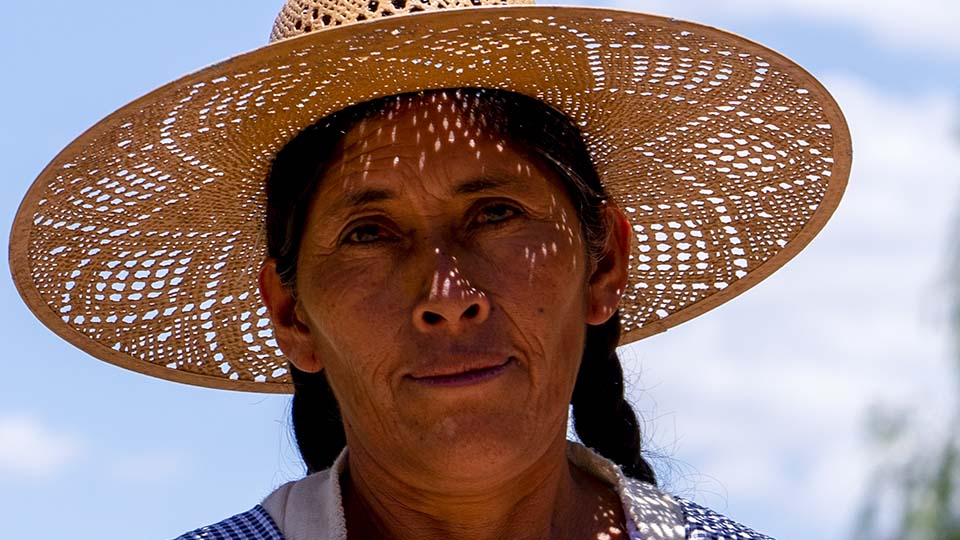 Primer plano de una mujer del valle Cochabambino